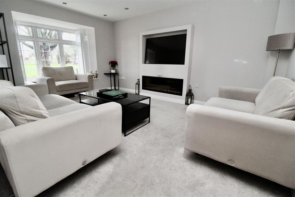 Property photo 3 of 29 Lounge