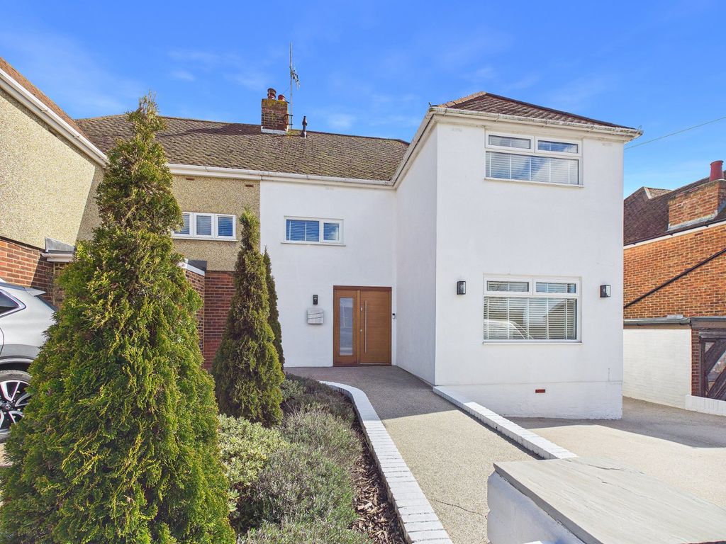 Property photo 2 of 33 Frontage