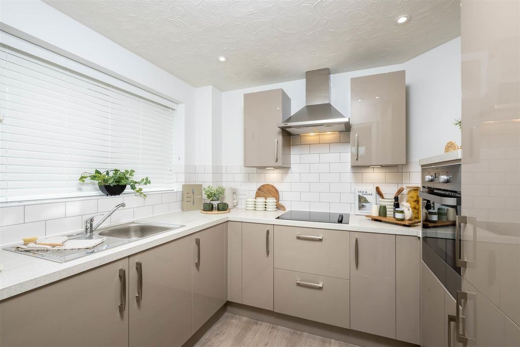 Property photo 2 of 10 Kitchen
