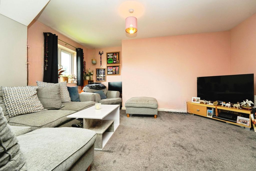 2 bed flat for saleThe Quarry, Dursley, Gloucestershire GL11 photo 4