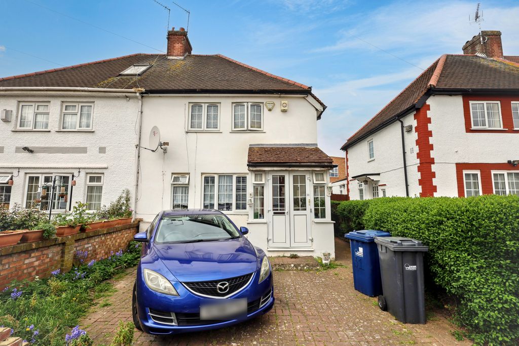 Property photo 2 of 25 31 Pleasant Way, Wembley, Middlesex Ha0 1Dg