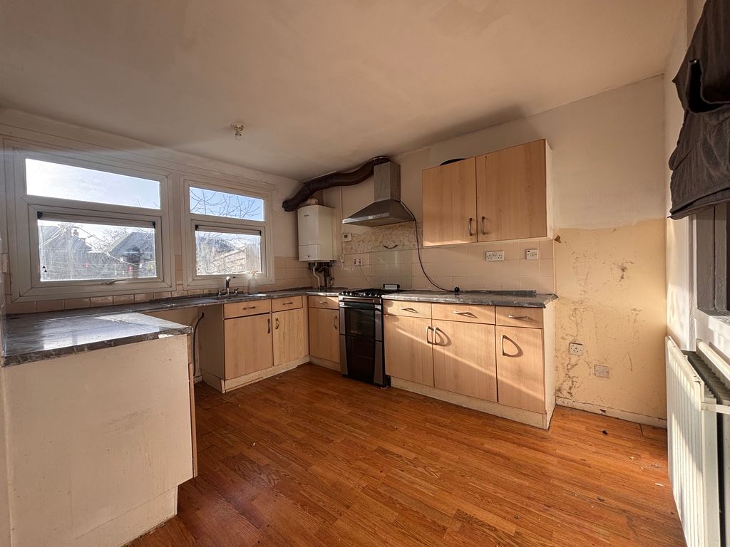 Property photo 3 of 11 Kitchen