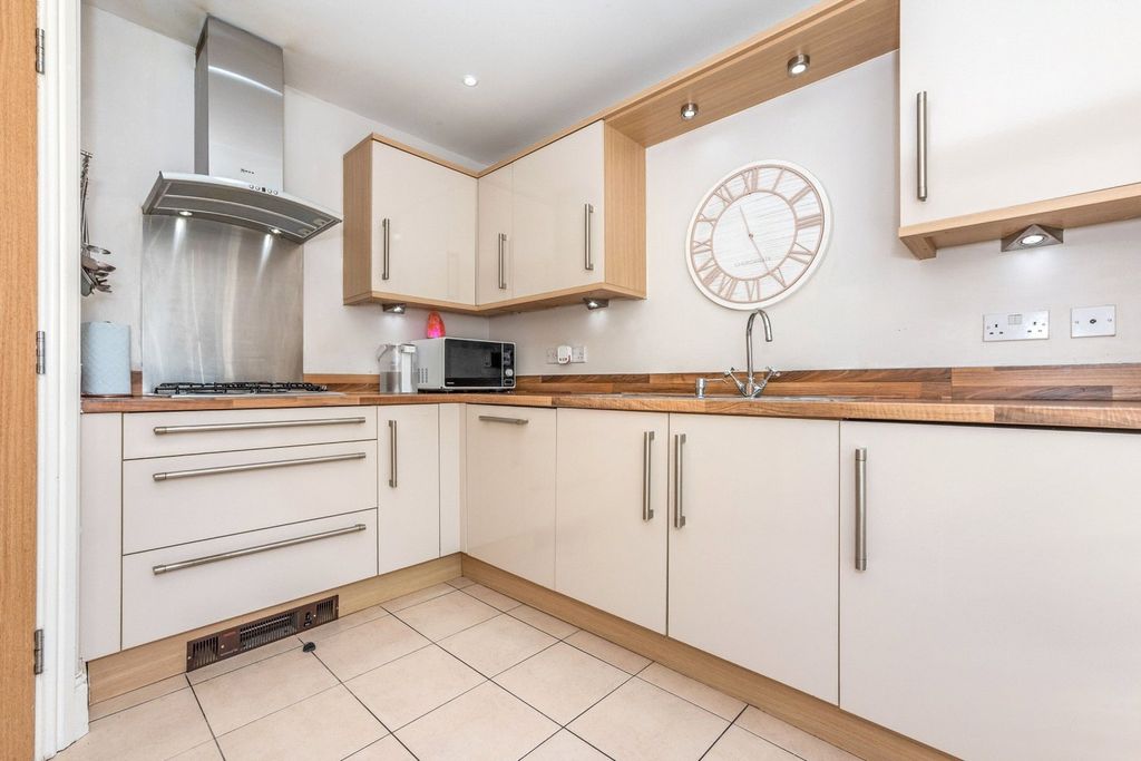 Property photo 2 of 10 Kitchen