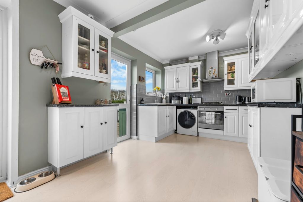 Property photo 3 of 28