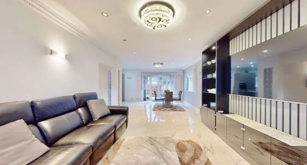 Property photo 1 of 13 4 Bed Detached House For Rent - Uxbridge Ub8