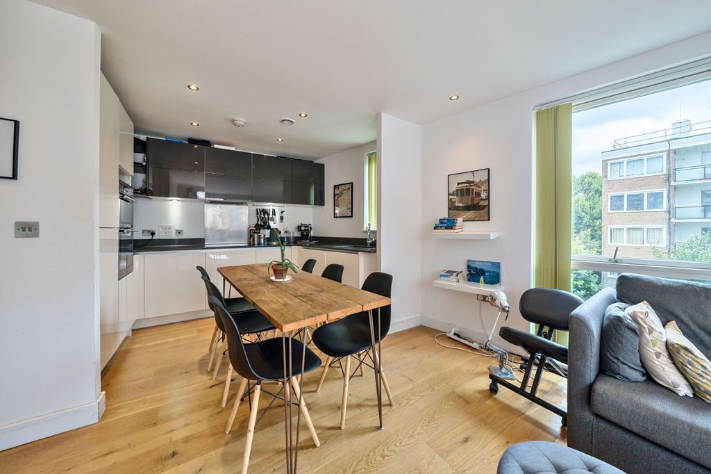 Property photo 3 of 19 1330404-15-6880dc...