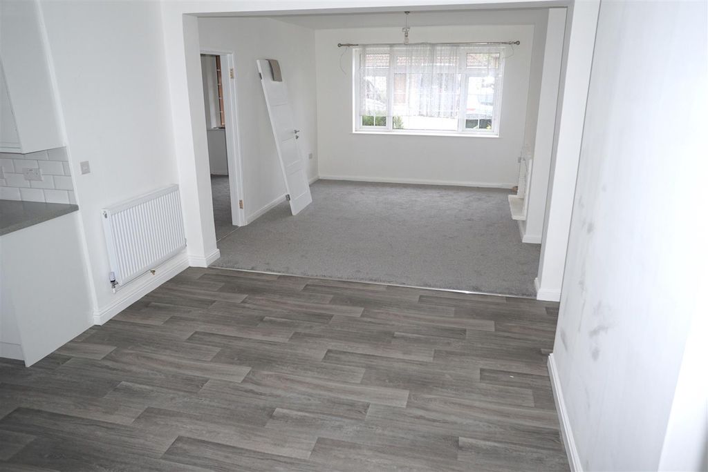 Property photo 3 of 12 Living Room / Dining Area