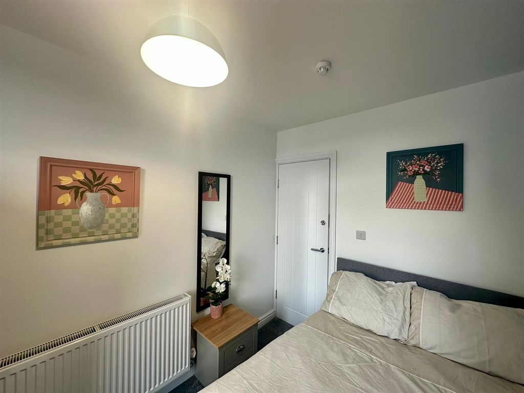 Property photo 3 of 12 Room 5.Jpg