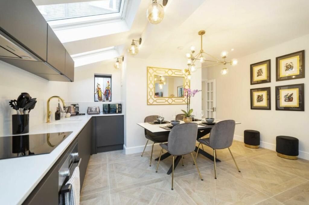 Property photo 3 of 8 Kitchen