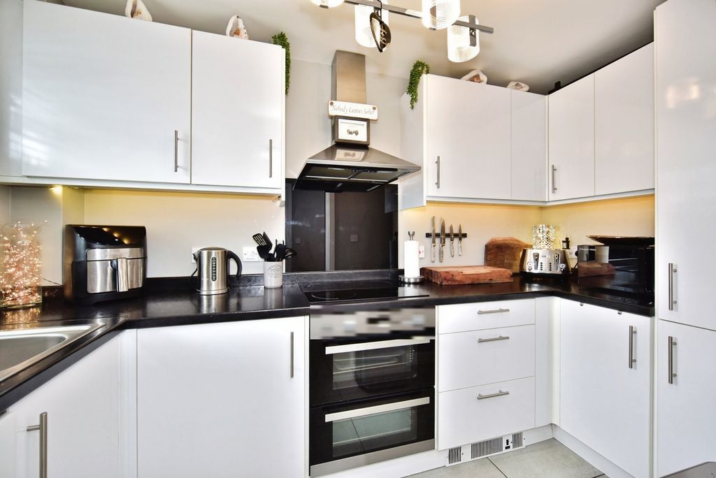 Property photo 3 of 15 Pbox-Img.Jpg