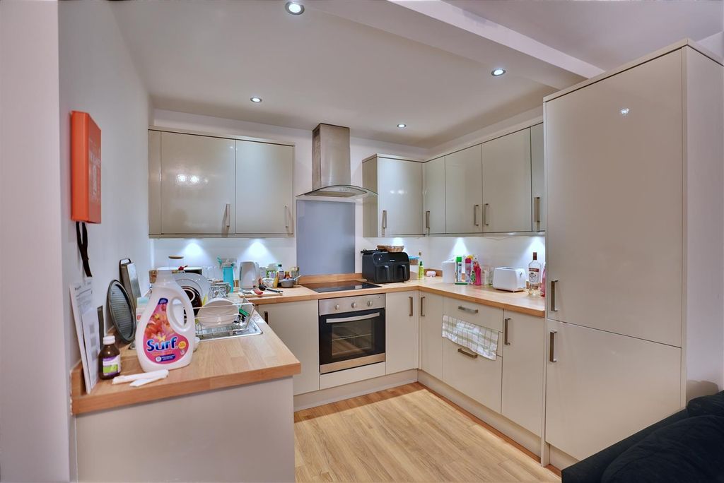 Property photo 3 of 7 Flat 1 Kitchen.Jpeg