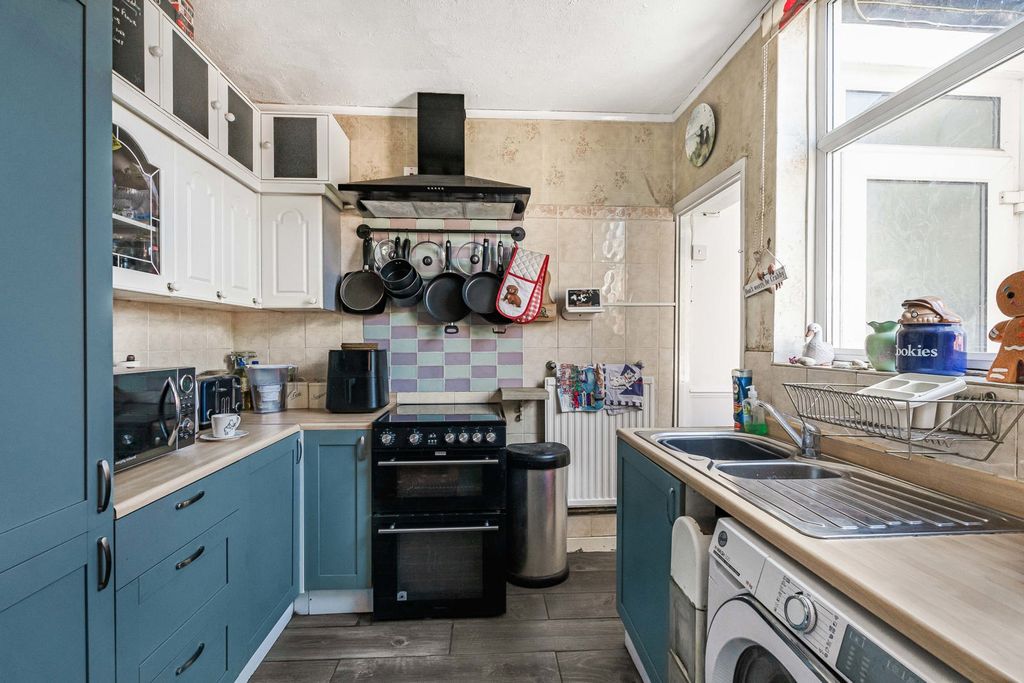 Property photo 3 of 17 Kitchen
