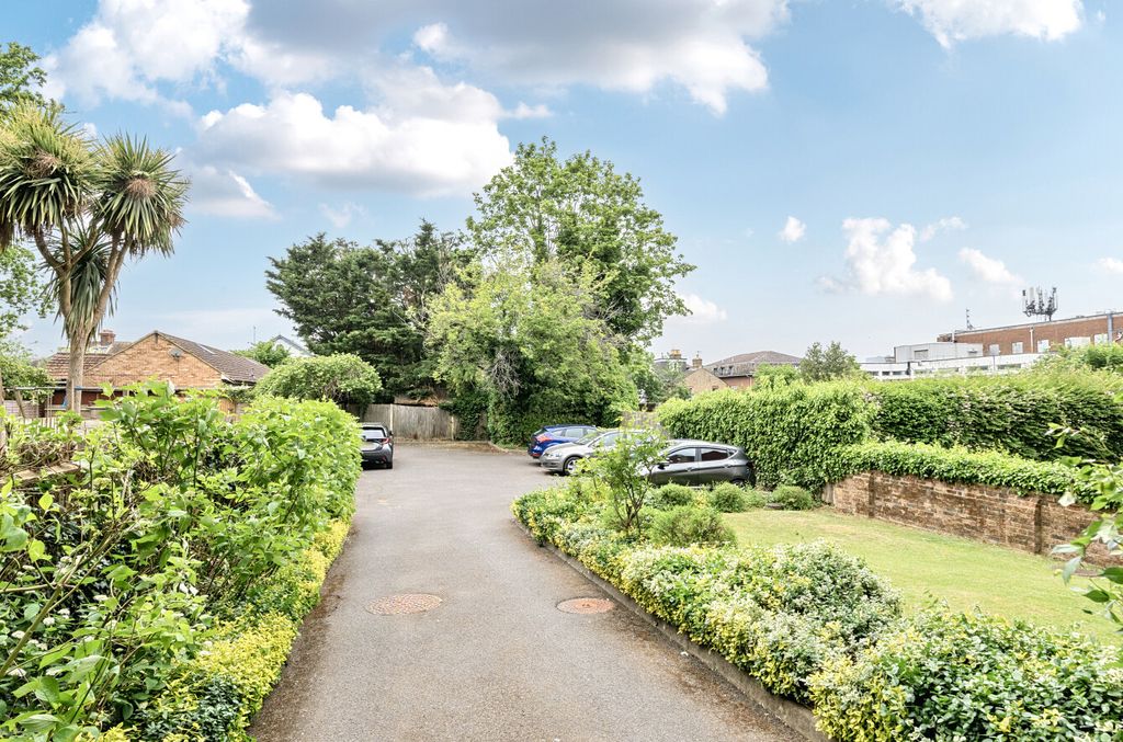 Property photo 2 of 12 1295526-3-6826006...