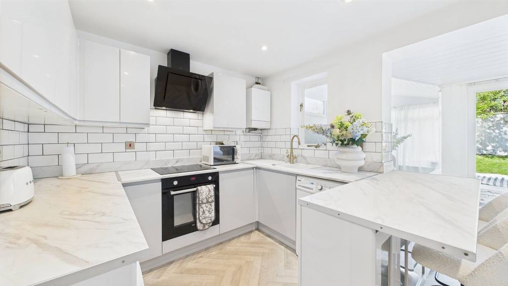 Property photo 2 of 18 4146265