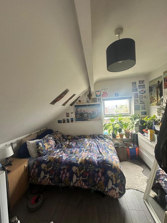 Property photo 2 of 11 A Cozy And Charming Double Bedroom Featuring A Com...