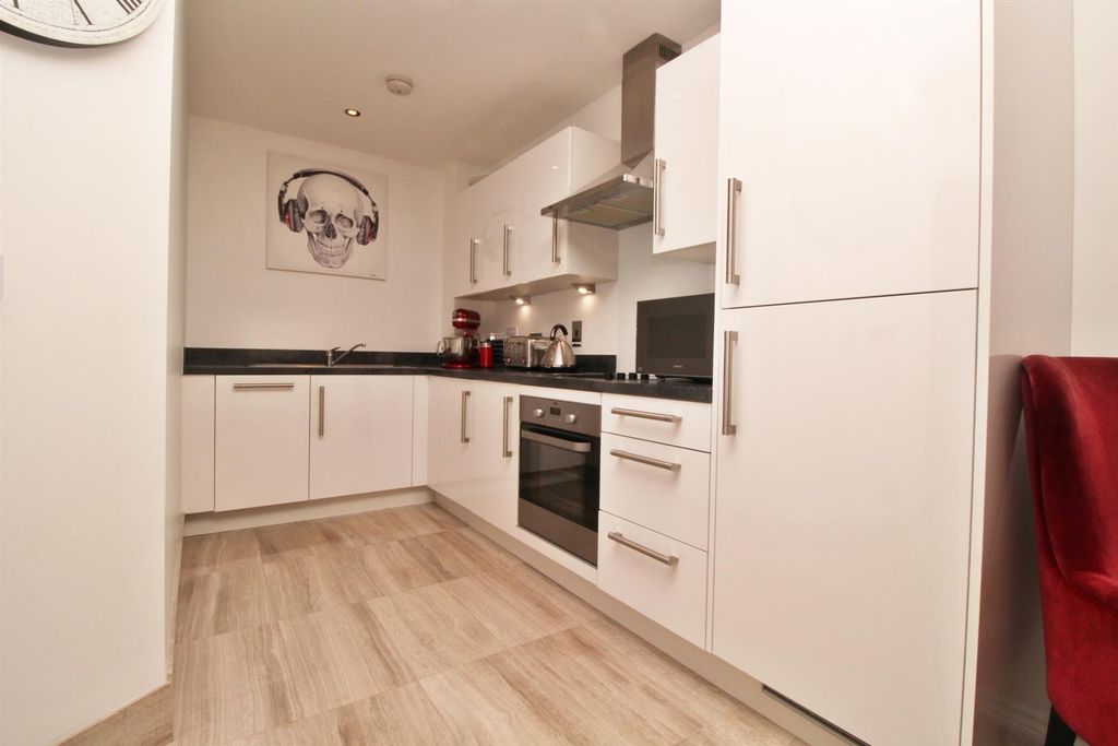 Property photo 3 of 6 Kitchen