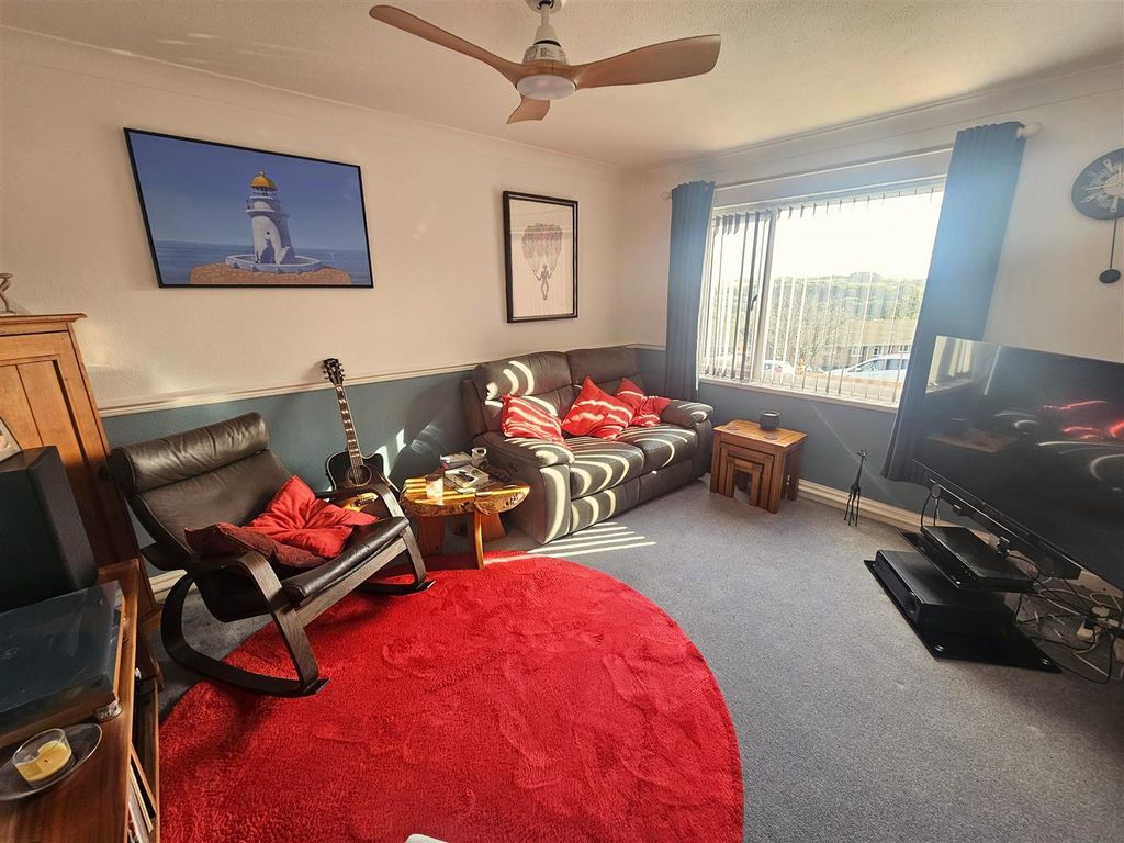 Property photo 2 of 17 Lounge.Jpg