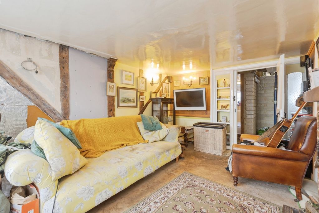 Property photo 3 of 20 Lounge