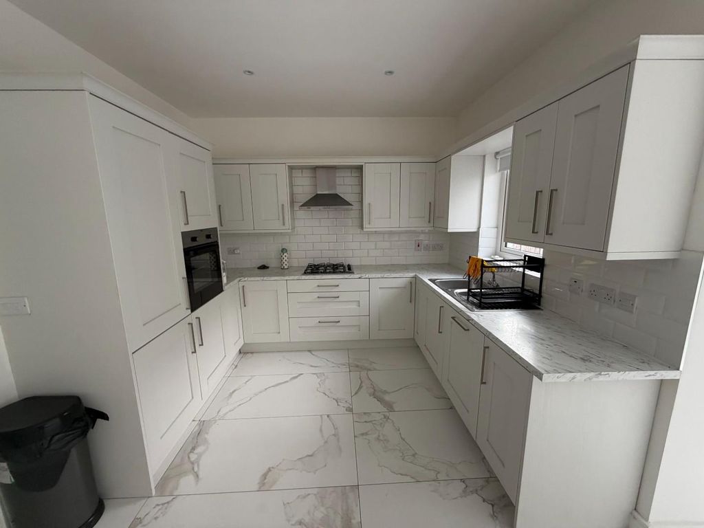 Property photo 3 of 18 Kitchen/Dining