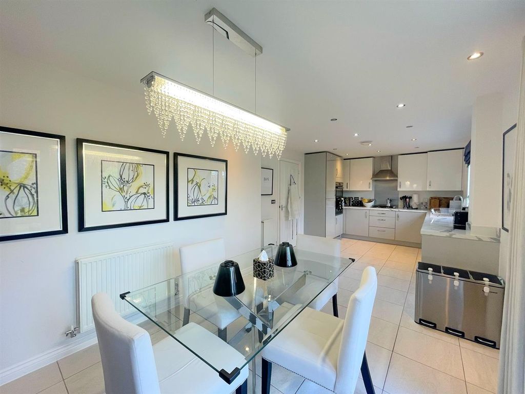 Property photo 3 of 19 Kitchen / Diner
