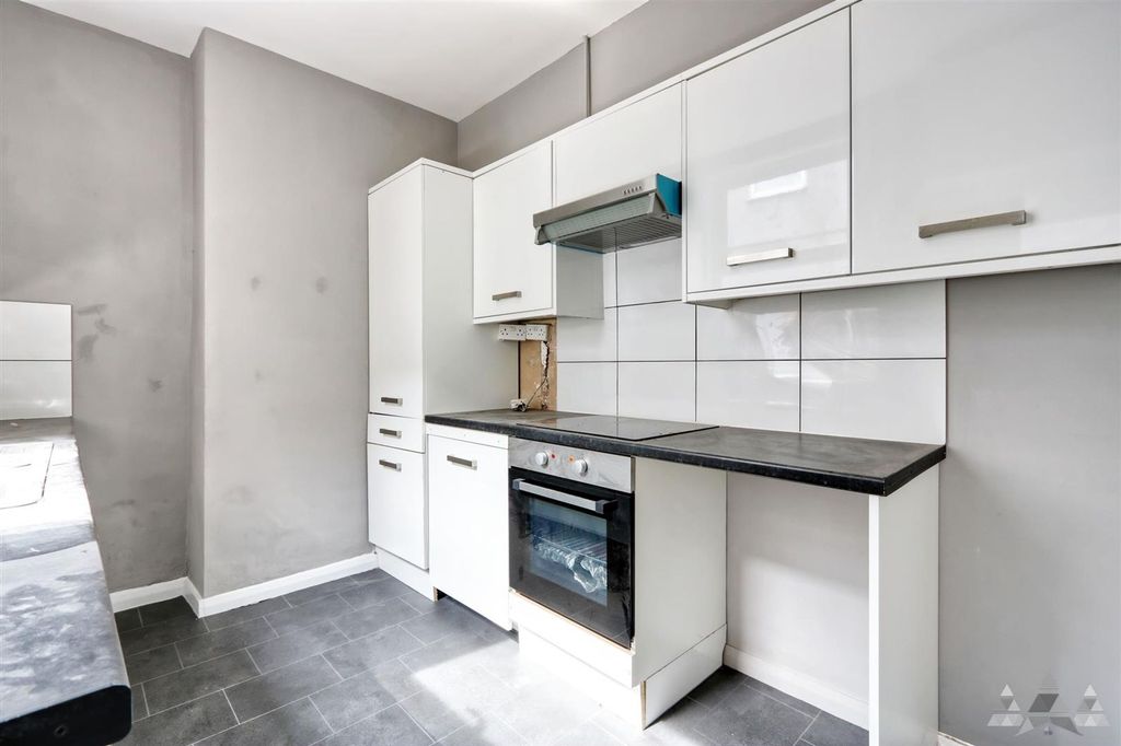 Property photo 3 of 12 Kitchen