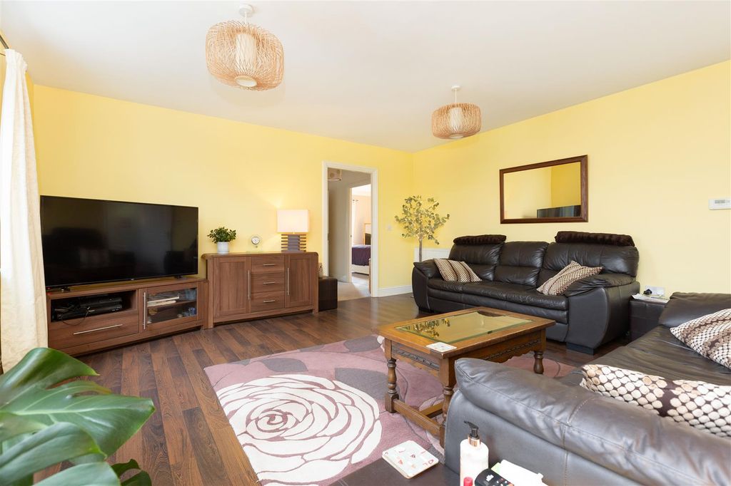 Property photo 3 of 14 Lounge