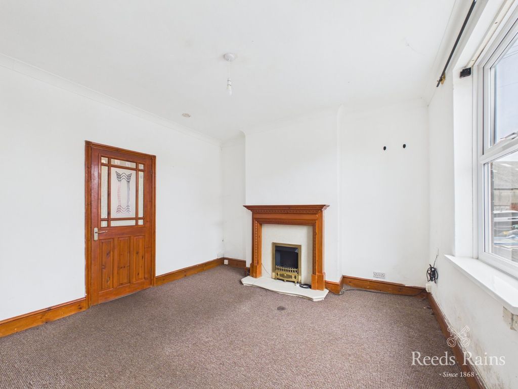 Property photo 3 of 14 Lounge