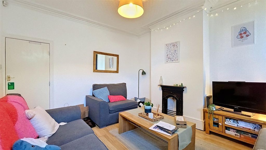 Property photo 3 of 11 Living Room