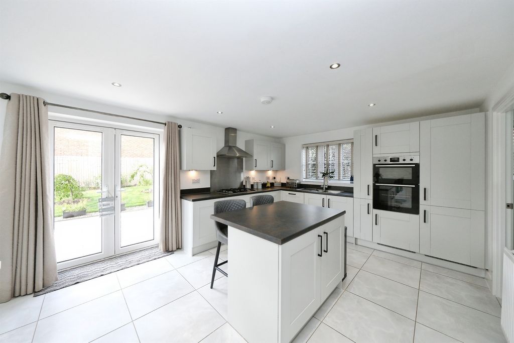 Property photo 2 of 33