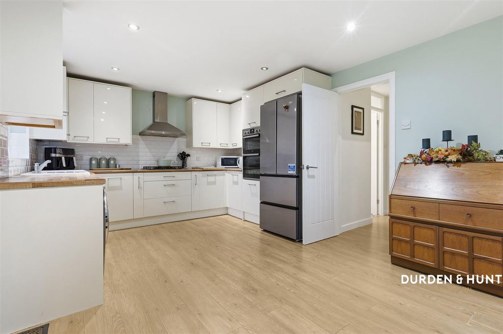 Property photo 2 of 23 Malyons Close