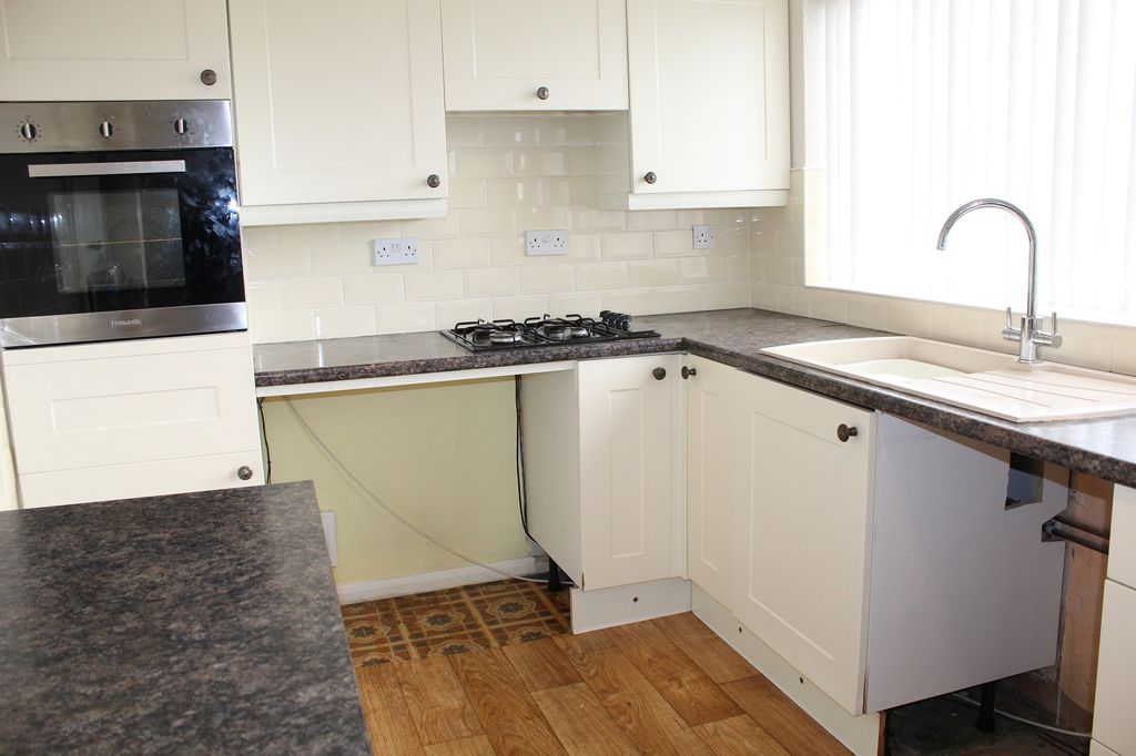 Property photo 3 of 8 Fitted Kitchen