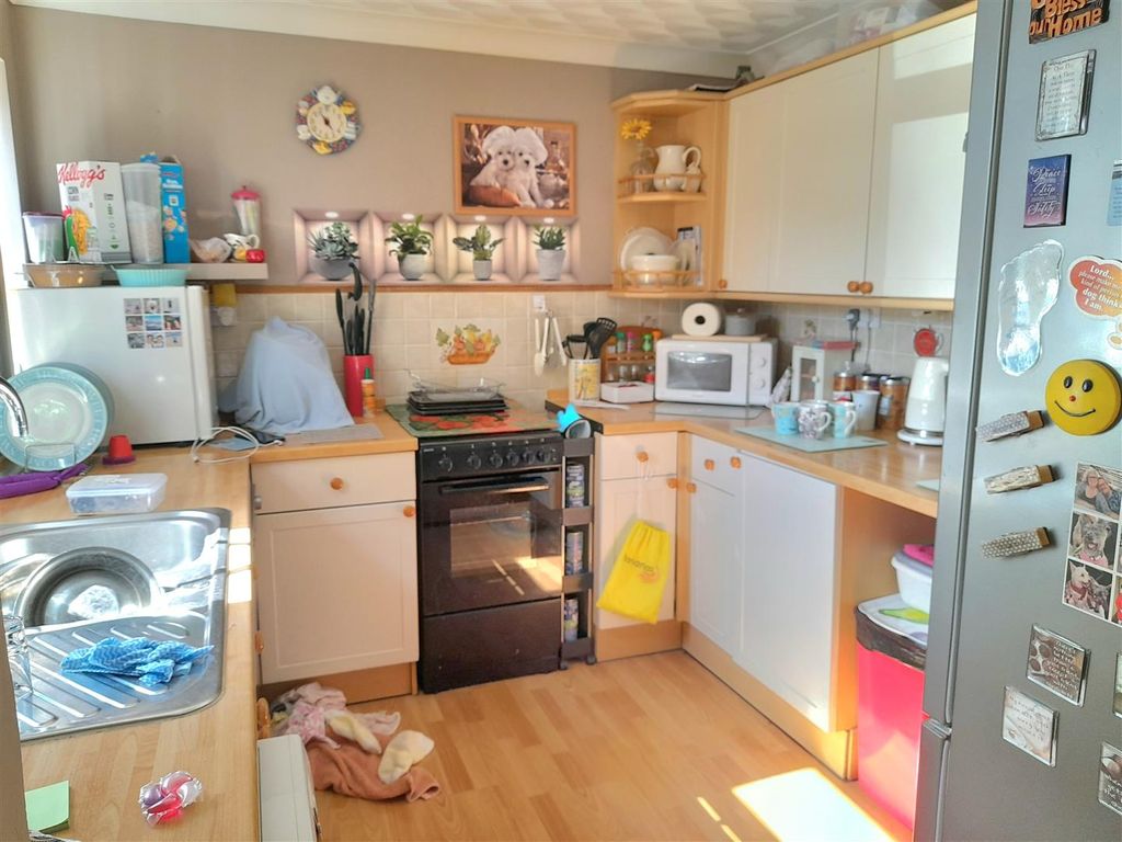 Property photo 3 of 12 Kitchen