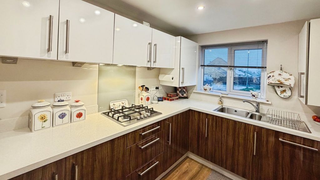 Property photo 3 of 17 Kitchen