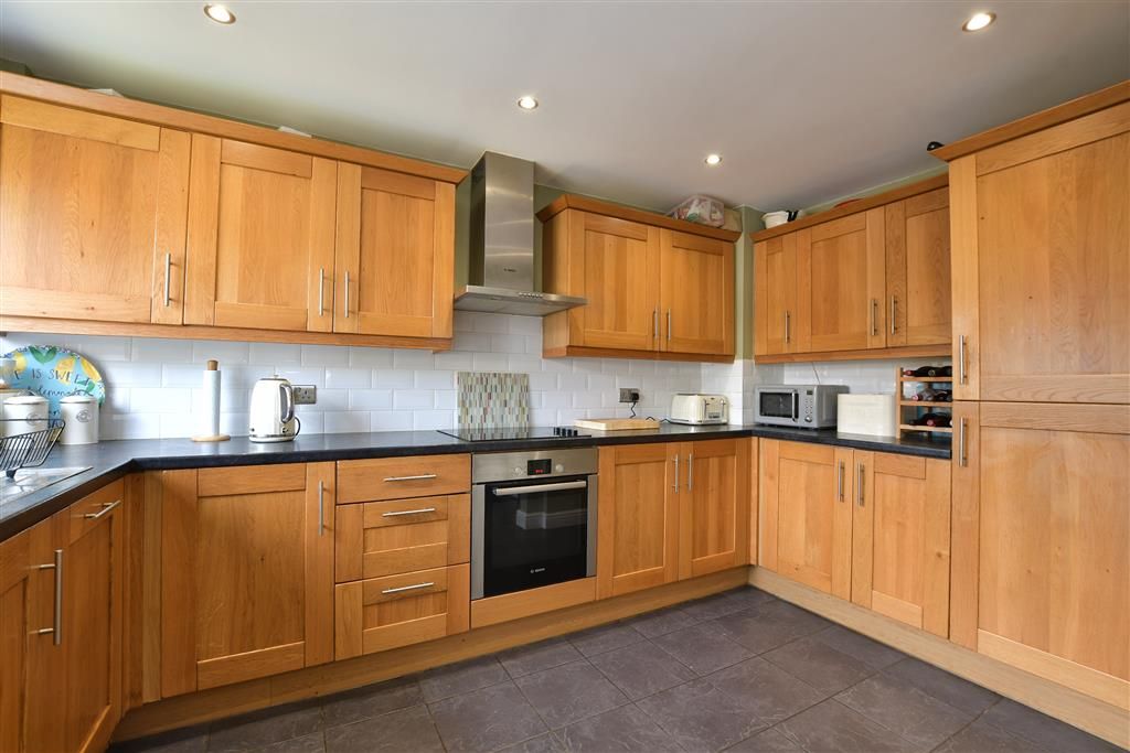 Property photo 3 of 14 Kitchen *