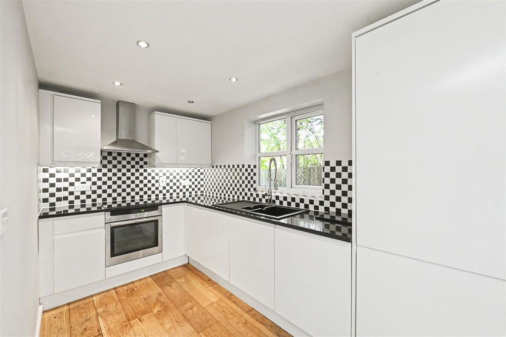 Property photo 3 of 9 Harborough-Court-03.Jpg
