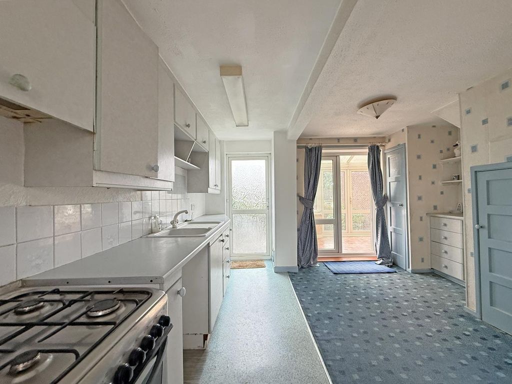 Property photo 3 of 15 Congreve Gardens 6 - Kitchen Front.Jpg