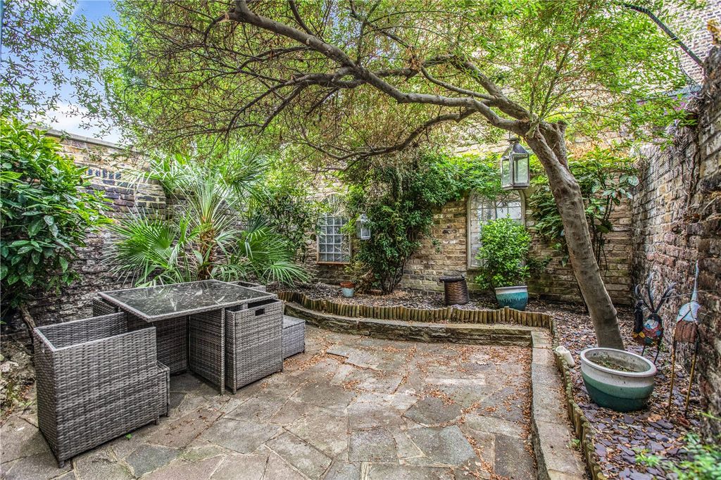 Property photo 3 of 18 Garden