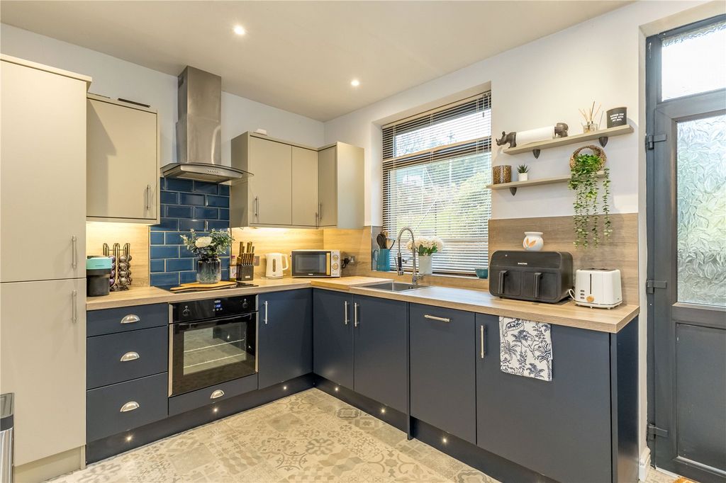 Property photo 3 of 20 Dining Kitchen