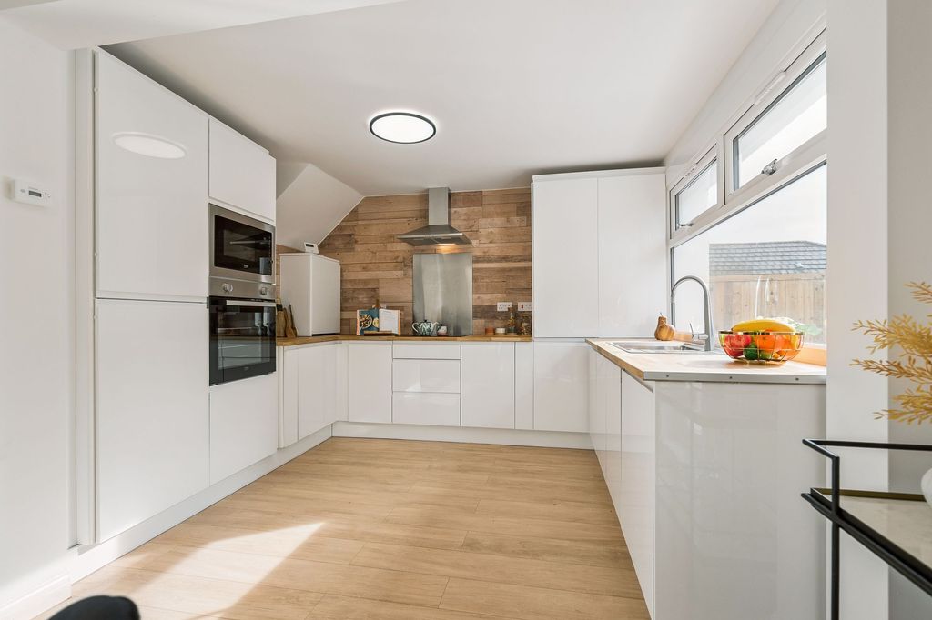 Property photo 2 of 20 Kitchen