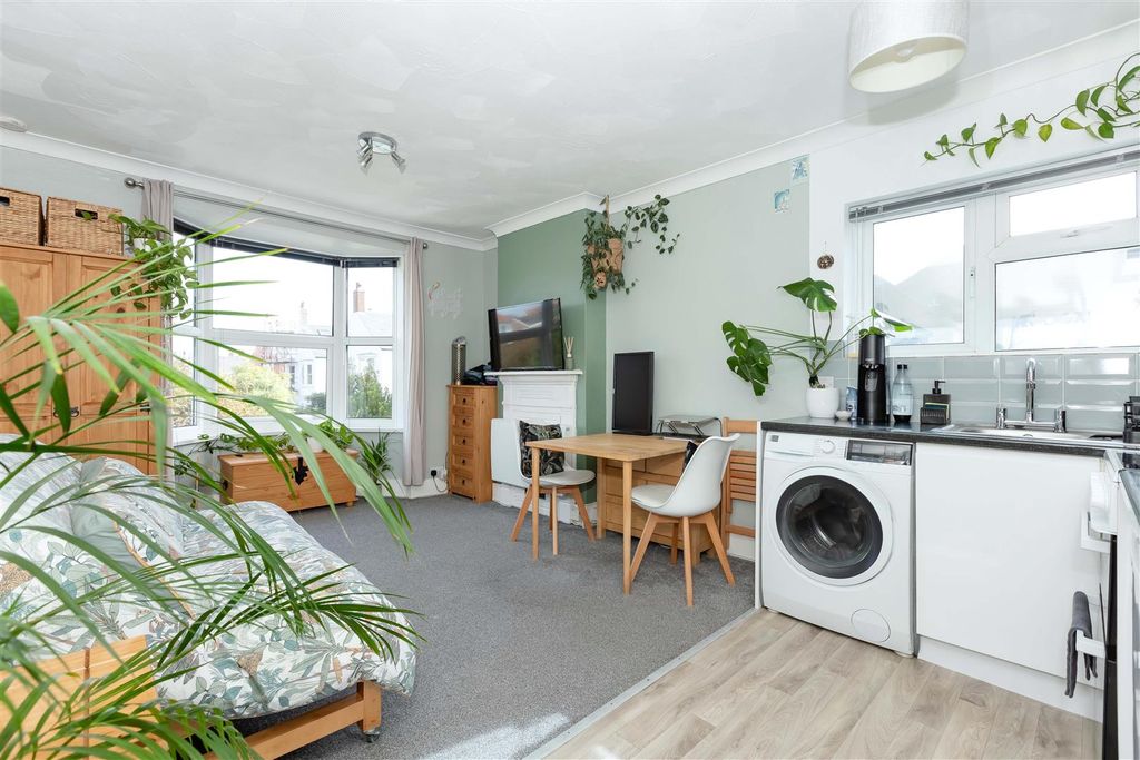 Property photo 2 of 8 Alexandra Rd_2.Jpg