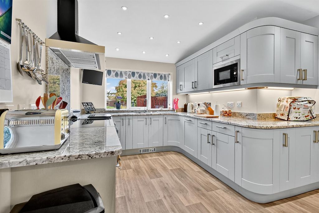 Property photo 3 of 15 9090.Jpg