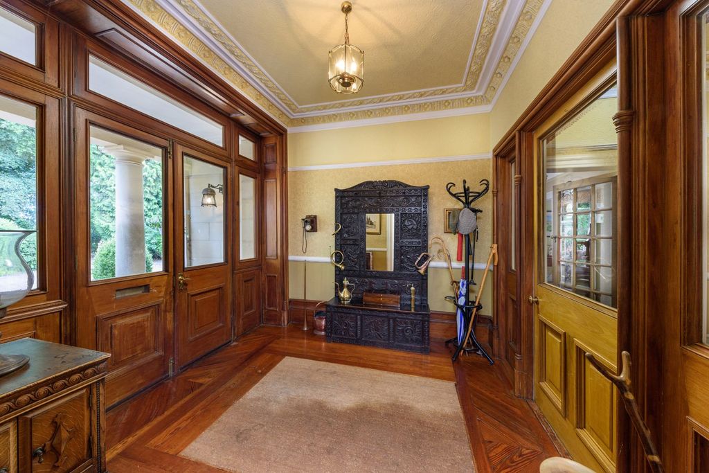 Property photo 2 of 32 Vestibule