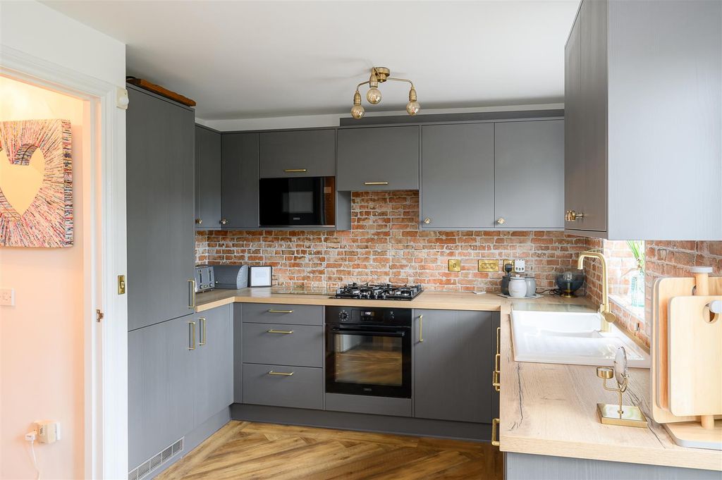 Property photo 2 of 19 Kitchen
