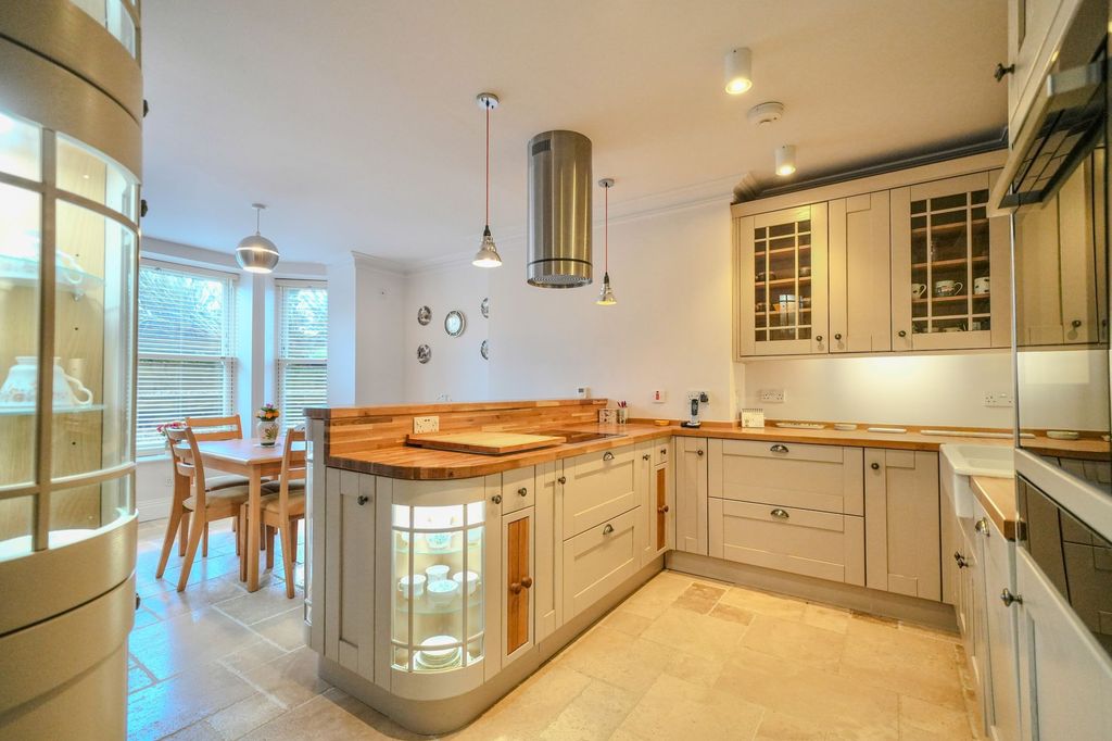 Property photo 2 of 32