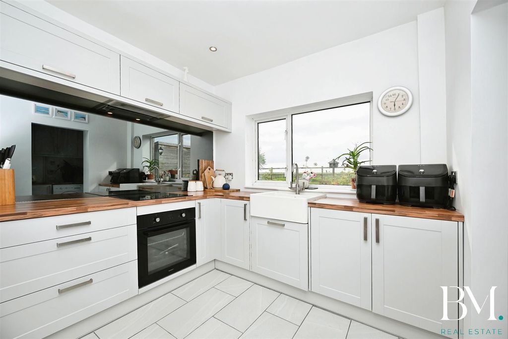 Property photo 2 of 33 Kitchen