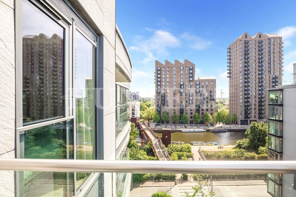 Property photo 2 of 14 Egret Heights N17