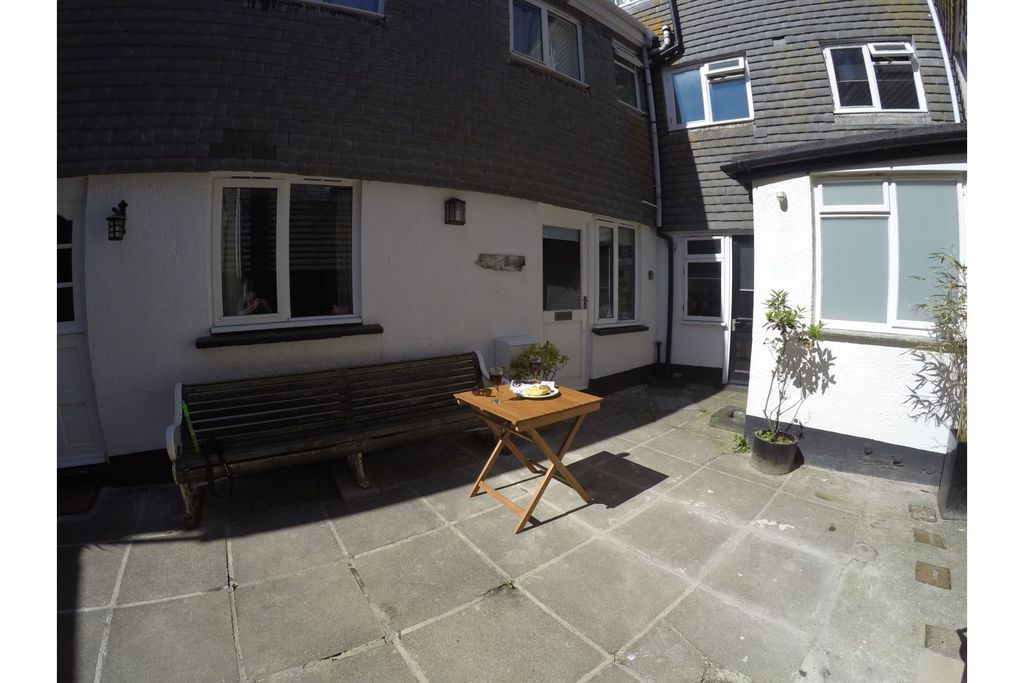Property photo 1 of 9 Courtyard