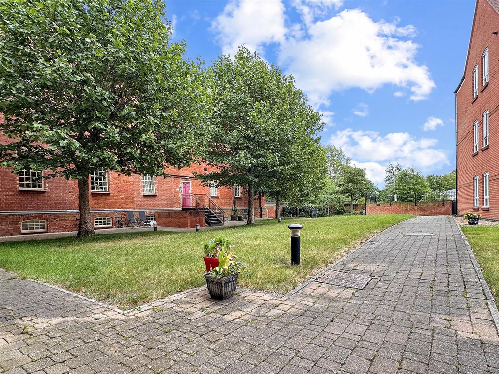 Property photo 3 of 27 Communal Grounds 594