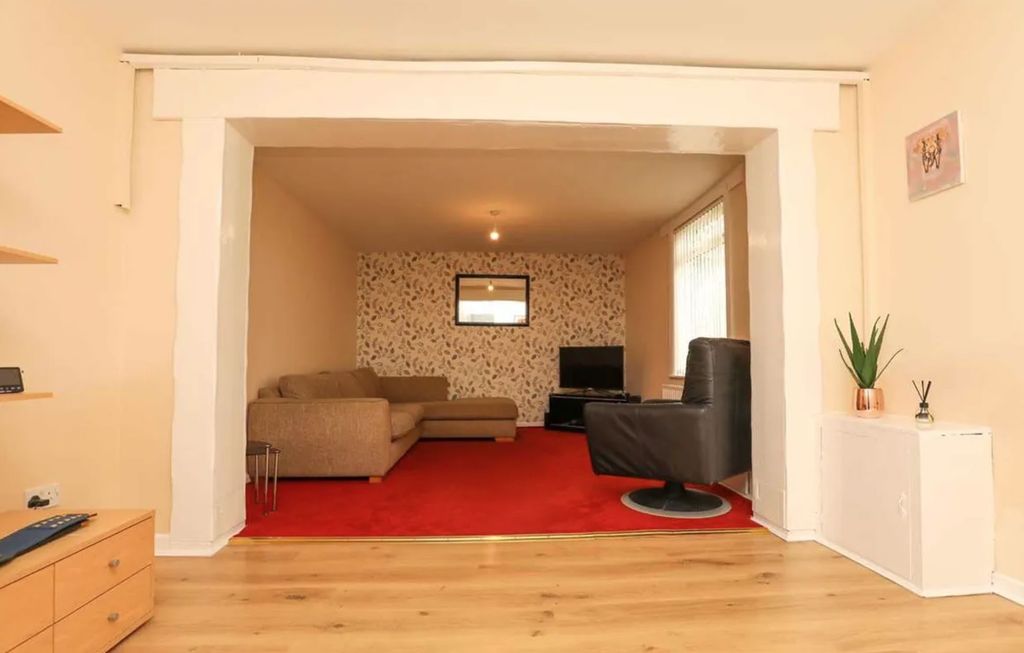 Property photo 2 of 8