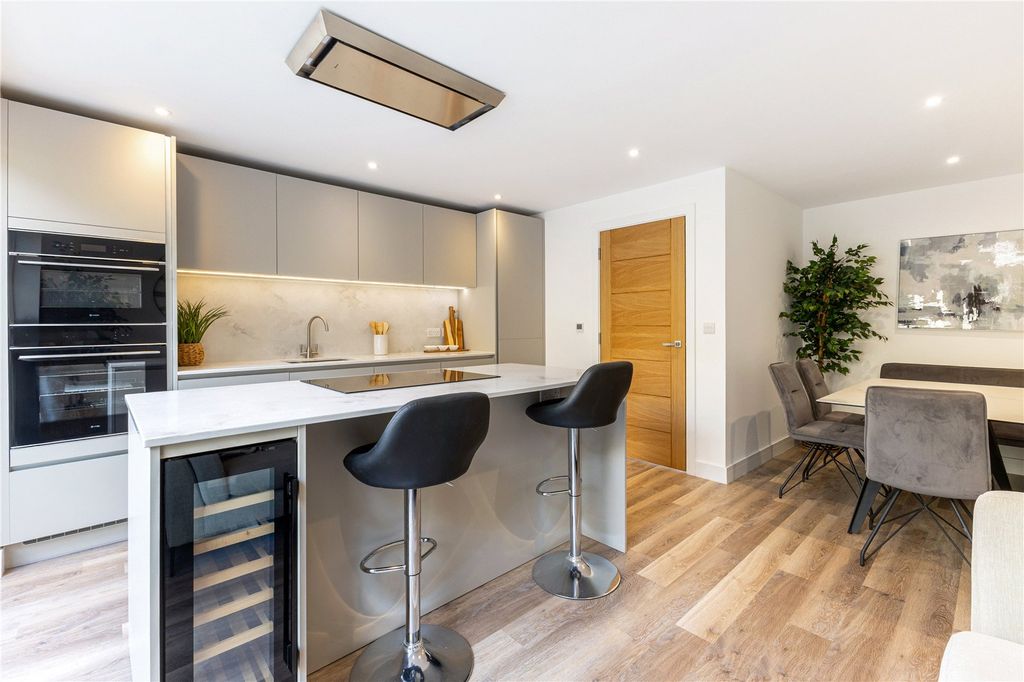 Property photo 2 of 13 Show Home